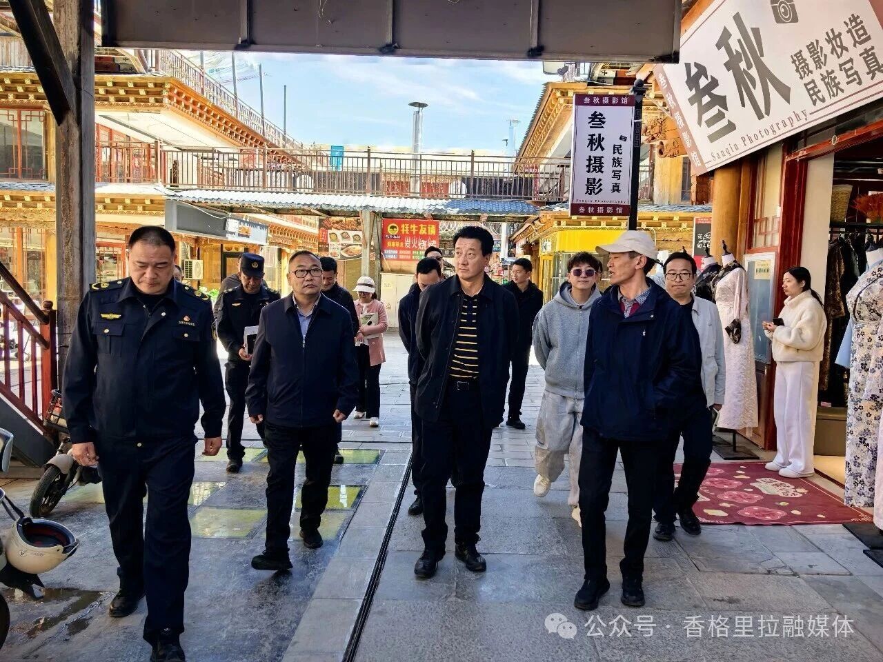 斯那扎史调研城区门头牌匾和户外广告治理工作