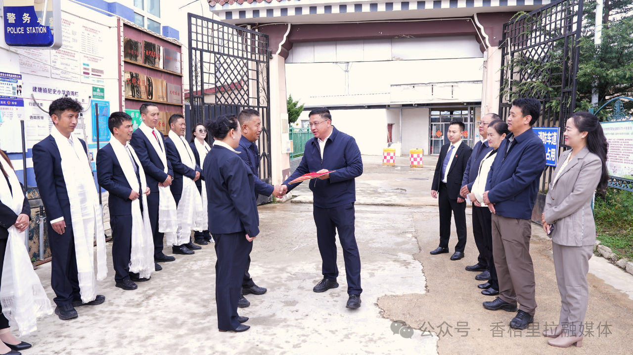 黄龙新、斯那扎史分别带队开展教师节走访慰问